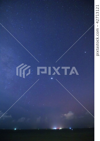Taketomijima and the starry sky seen from Ishigakijima Taketomijima and the starry sky seen from Ishigakijima 42713121