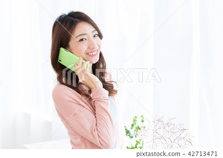 一個女人打個電話 一個女人打個電話 42713471