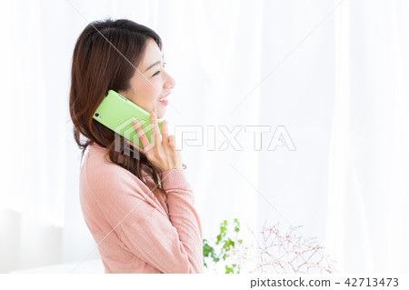 一個女人打個電話 一個女人打個電話 42713473