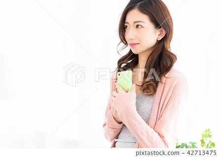 觀看智能手機的婦女 觀看智能手機的婦女 42713475
