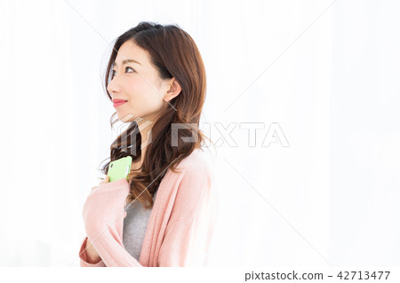 觀看智能手機的婦女 觀看智能手機的婦女 42713477