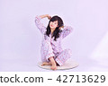 A woman in elbowing pajamas 42713629