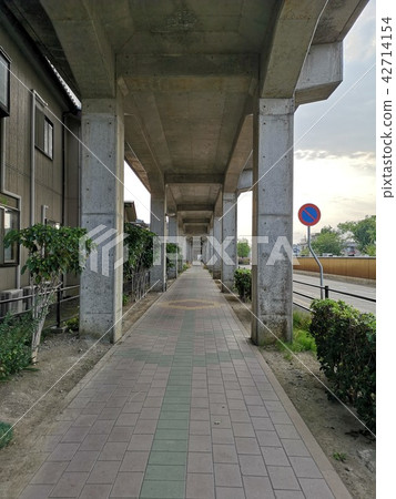 Under the elevated train Under the elevated train 42714154