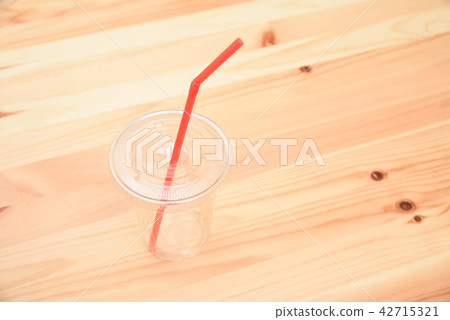 喝塑料容器和稻草 42715321