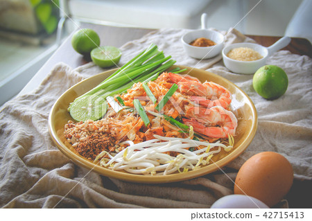 Fried noodle Thai style with shrimp,Pad Thai 42715413
