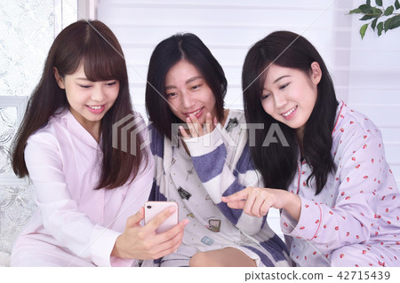 在睡衣派對上搜索互聯網 42715439