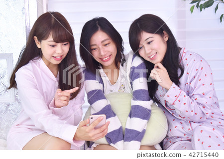 在睡衣派對上搜索互聯網 在睡衣派對上搜索互聯網 42715440