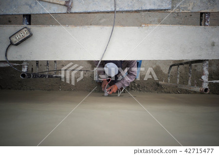 Workers installing bricklayer 42715477
