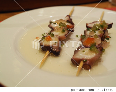 Pinchos排列在巴塞羅那的酒吧 Pinchos排列在巴塞羅那的酒吧 42715750