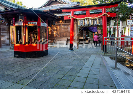 Red in the precincts of Chiyo ware inari shrine lantern Lampmakers worshipers 42716478