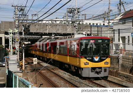 Keihan Express Limited near Tofukuji 42716503