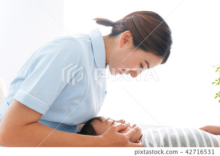 Dentist and child 42716531