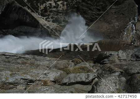 Upper Yosemite Falls: Straight from above Upper Yosemite Falls: Straight from above 42717450