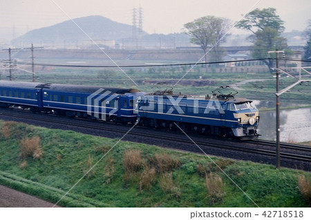 1994清晨，瑞穗EF6645 Blue Train 14在東海道上運行 42718518
