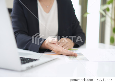 Business scene contract 42719227