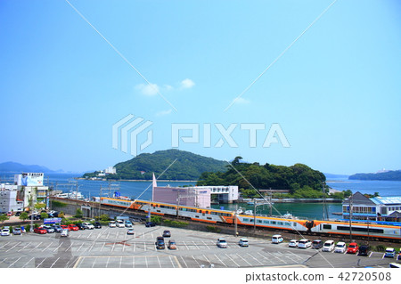 Kintetsu train running in Toba city Kintetsu train running in Toba city 42720508