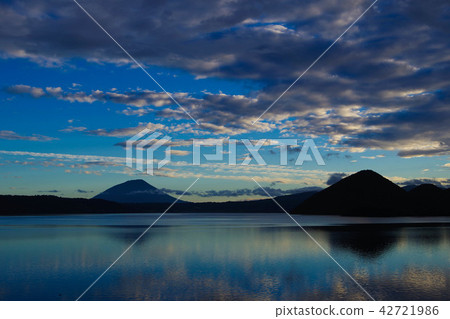 洞爺湖和羊蹄山 42721986