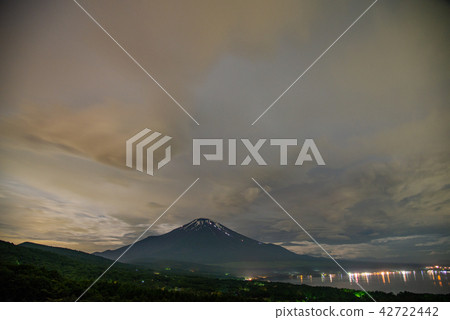 （山梨縣）夏夜懸浮雲和富士山 42722442