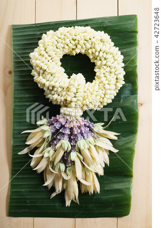 Jasmine garland 42723648