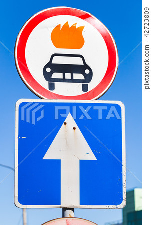 Vehicles with explosive are prohibited 42723809