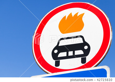 Move of vehicles with explosive is prohibited 42723810