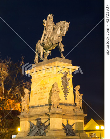 Podebrady by night. Illuminated statue of Jiri z Podebrad. Czech Republic 42723937
