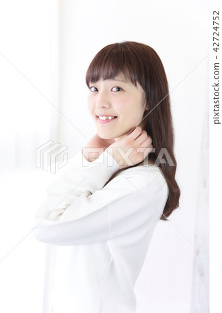 年輕女士的髮型 42724752