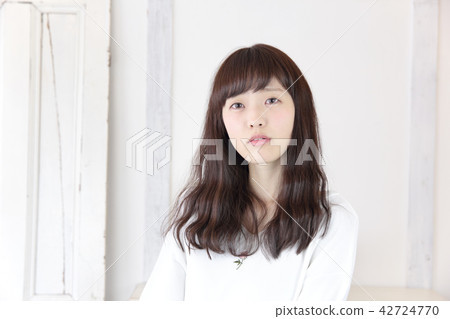 年輕女士的髮型 42724770