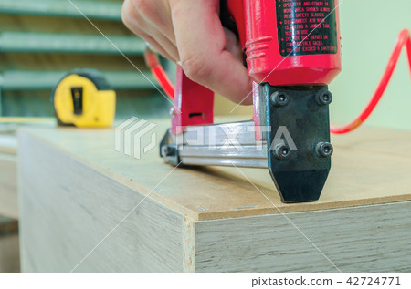 Red sroiteny pneumatic stapler 42724771