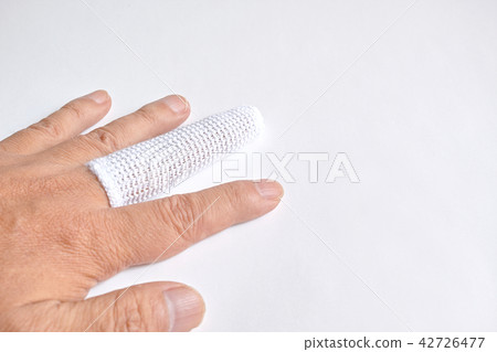 Finger protection cotton cover covered on the left middle finger 42726477