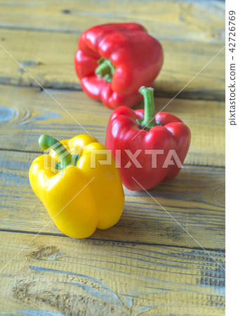 Red and yellow bell peppers 42726769