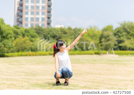 指向天空的婦女在公園 42727500