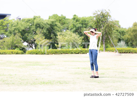 一名婦女在夏天陽光下 一名婦女在夏天陽光下 42727509