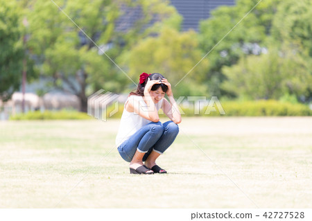 一名婦女在夏天陽光下 42727528