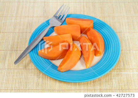 papaya fruit in blue disc for serve papaya fruit in blue disc for serve 42727573
