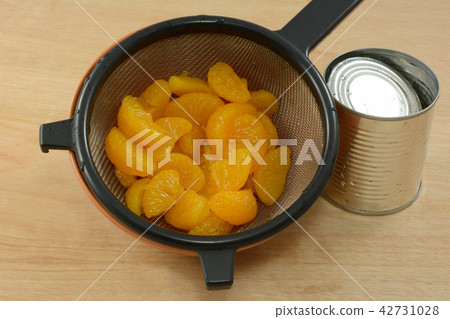 Canned Mandarin oranges in strainer 42731028
