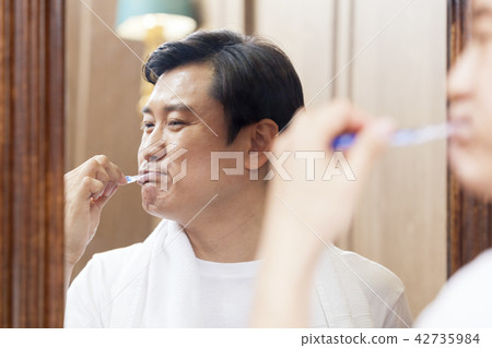 Brushing teeth, middle-aged 42735984