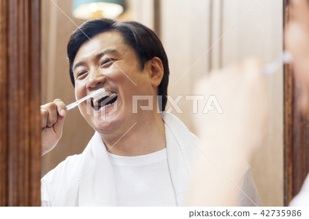 Brushing teeth, middle-aged 42735986