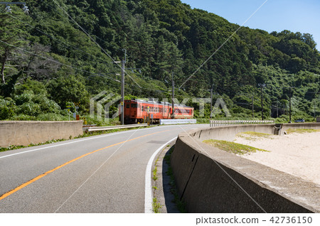 Local train running along coastline Niigata prefecture Uminetsu main line Local train running along coastline Niigata prefecture Uminetsu main line 42736150