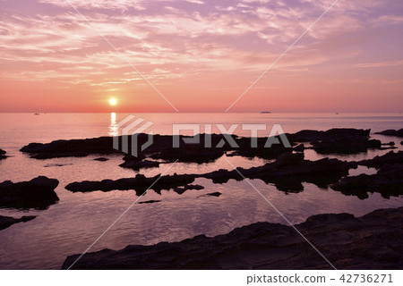 Evening scenery seen from the observatory of washing rock of Benkei (Fukui City, Fukui Prefecture) 42736271