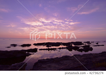 Evening scenery seen from the observatory of washing rock of Benkei (Fukui City, Fukui Prefecture) 42736274