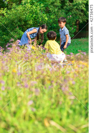 Children explore and live. Children explore and live. 42736475