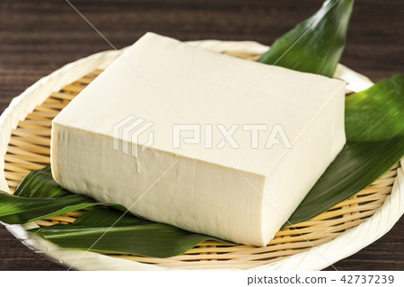 竹筍上的豆腐 竹筍上的豆腐 42737239