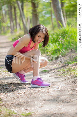 sport woman with calf strain 42737627