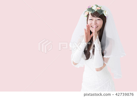 新娘告訴某事與微笑 新娘告訴某事與微笑 42739876