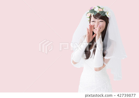 新娘告訴某事與微笑 新娘告訴某事與微笑 42739877