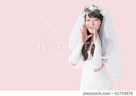 新娘告訴某事與微笑 新娘告訴某事與微笑 42739878