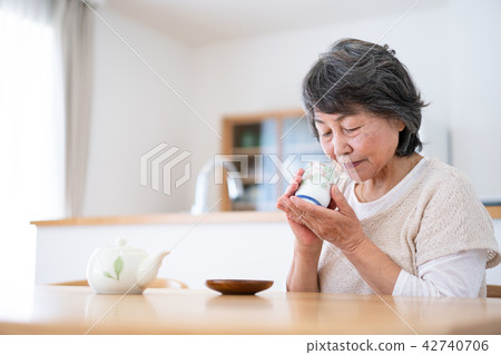 高級茶飲用表 42740706