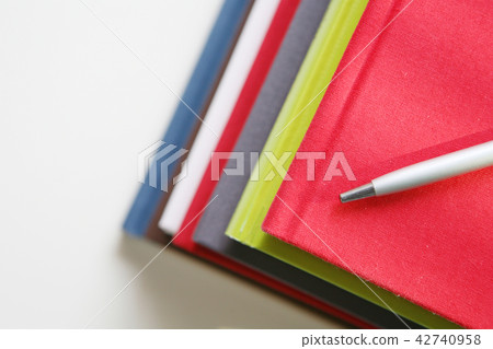 堆積的書和圓珠筆 42740958