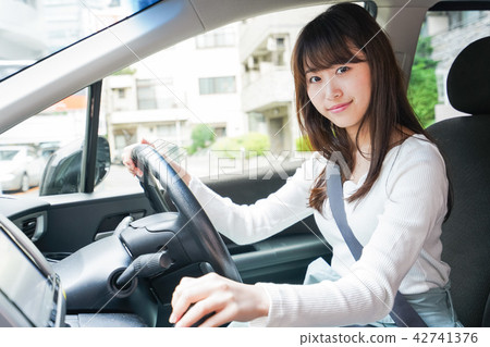 一個開車的女人 42741376